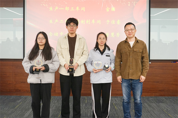1730698298607350CA8D.jpg 4-宣告一年轻徽章3.jpg