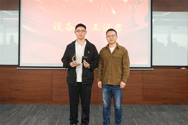 1730698304562339DF5D.jpg 4-宣告一年轻徽章4.jpg
